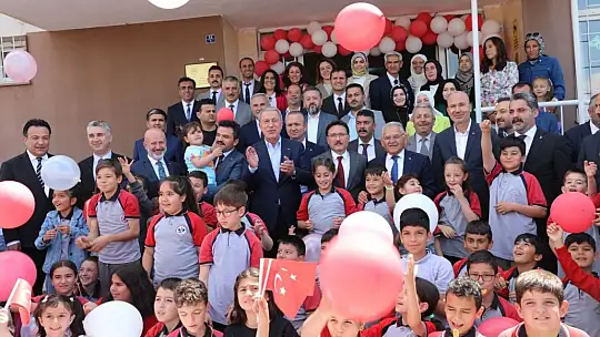 Çolakbayrakdar karne alan öğrencileri tebrik etti