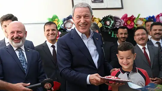 Çolakbayrakdar karne alan öğrencileri tebrik etti