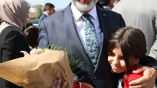 Çolakbayrakdar karne alan öğrencileri tebrik etti