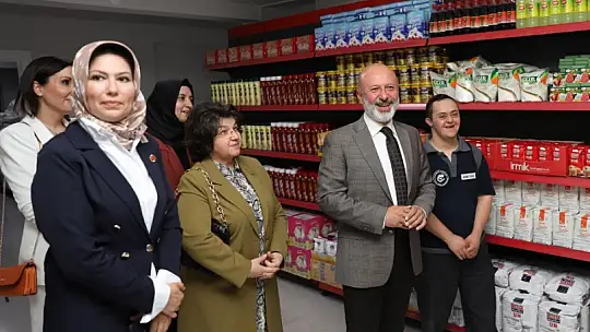 Çolakbayrakdar açılışa gün sayan 'Dost Marketi' ziyaret etti