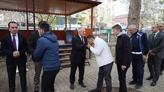 Yahyalı Belediye Başkanı Esat Öztürk ilk mesai gününde personellerle bayramlaştı