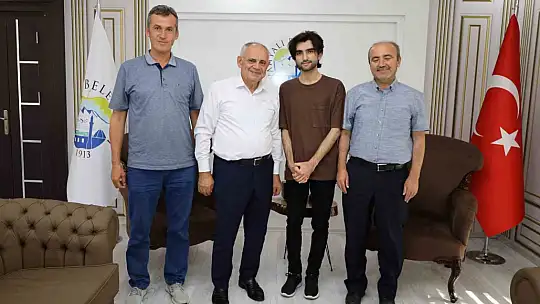 Öztürk başarılı öğrenciyi makamında kabul etti