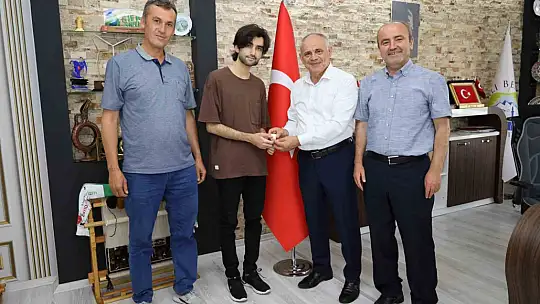 Öztürk başarılı öğrenciyi makamında kabul etti