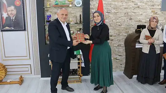 Başkan Öztürk, kadın personelin gününü kutladı