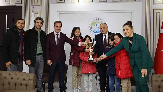 Başkan Öztürk, şampiyon öğrencileri makamında kabul etti