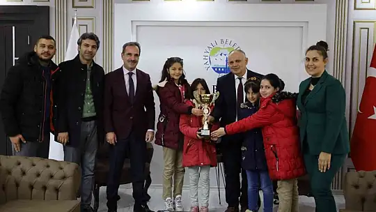 Başkan Öztürk, şampiyon öğrencileri makamında kabul etti