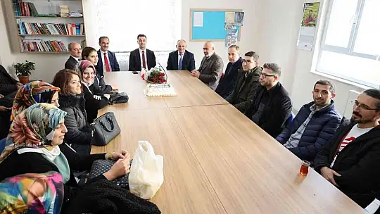 Öztürk'ten öğretmenlere pastalı kutlama