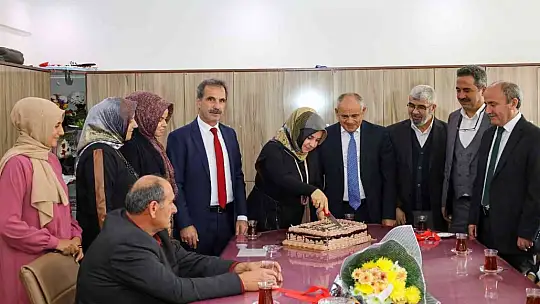 Öztürk'ten öğretmenlere pastalı kutlama