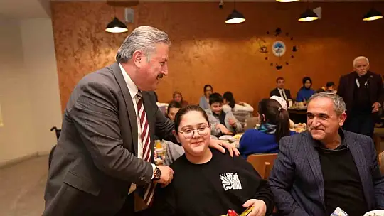 Palancıoğlu, belediye meclis üyeleriyle iftarda bir araya geldi