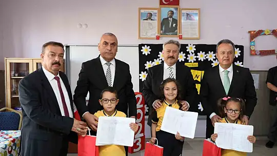 Palancıoğlu, öğrencilerin karne sevincine ortak oldu