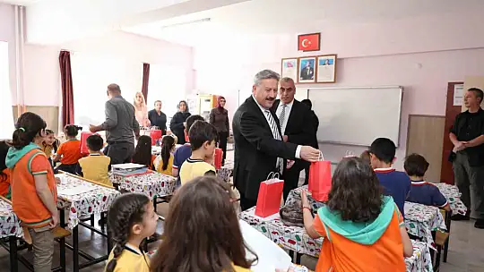 Palancıoğlu, öğrencilerin karne sevincine ortak oldu