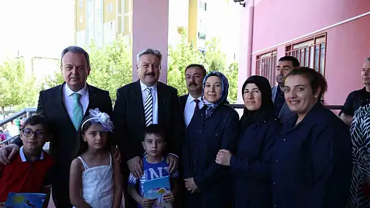 Palancıoğlu, öğrencilerin karne sevincine ortak oldu