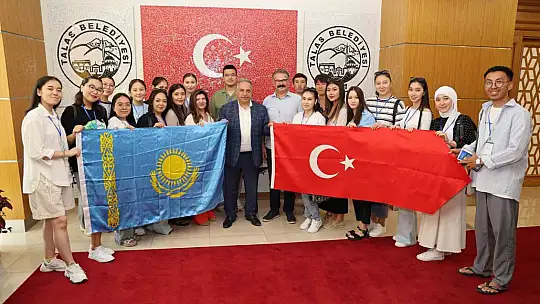 Yalçın, Kazak öğrencileri kabul etti