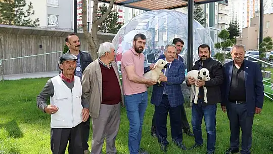 Yalçın'a 'Çiftçiler Günü' hediyesi
