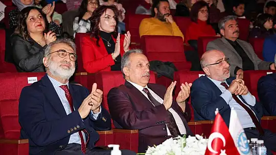 Yalçın'ın minik öğrenci ile şiir düeti