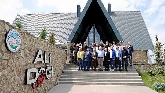 Başkan Yalçın her akşam depremzedeleri ziyaret ediyor