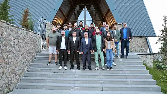 Başkan Yalçın her akşam depremzedeleri ziyaret ediyor