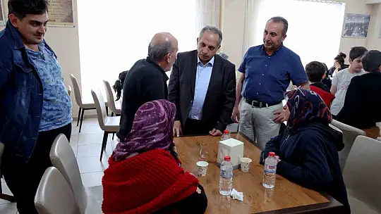 Başkan Yalçın her akşam depremzedeleri ziyaret ediyor