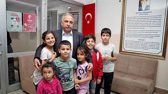 Başkan Yalçın her akşam depremzedeleri ziyaret ediyor