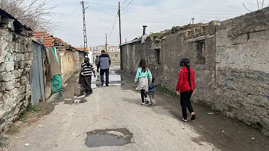 Cansuyu gıda yardım paketi dağıtılıyor