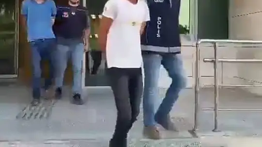 Bir evde 20 kaçak göçmen ile yakalanan 3 şüpheli tutuklandı