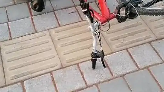 Bisikletiyle yolun karşısına geçmek isteyen çocuğa otomobil çarptı