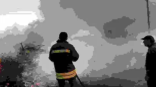 Boş arsada çıkan yangın korkuttu