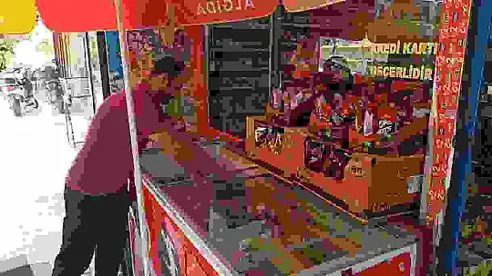 Büfeye dadanan dondurma hırsızı kameralara yakalandı