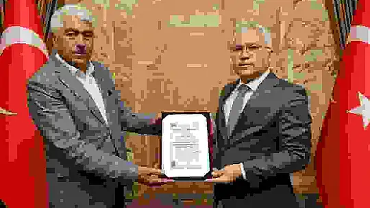 Bulduğu yüklü miktardaki parayı saymadan sahibine teslim etti