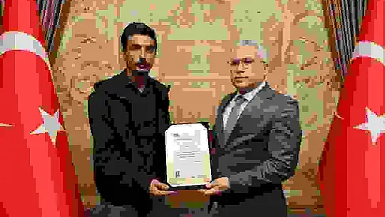 Bulduğu yüklü miktardaki parayı saymadan sahibine teslim etti