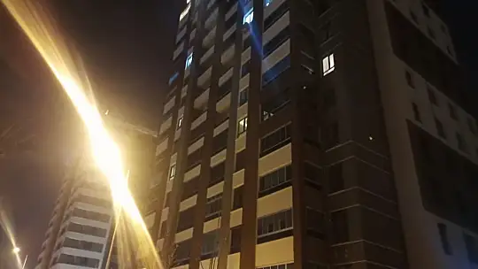 Bunalımda olan şahıs, evdeki eşyalarını camdan attı