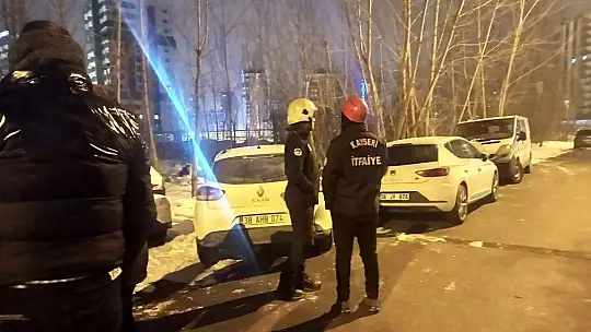 Bunalımda olan şahıs, evdeki eşyalarını camdan attı