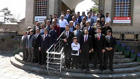 Büyük Birlik Partisi seçim çalışmalarına türbe ziyareti ile başladı