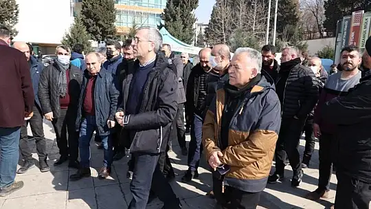 Deprem bölgesinde temizlik çalışmaları devam ediyor