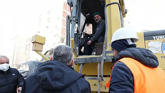 Deprem bölgesinde temizlik çalışmaları devam ediyor