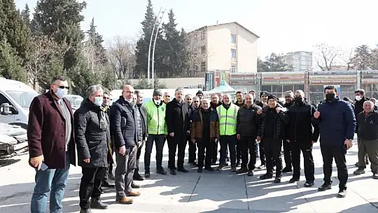 Deprem bölgesinde temizlik çalışmaları devam ediyor