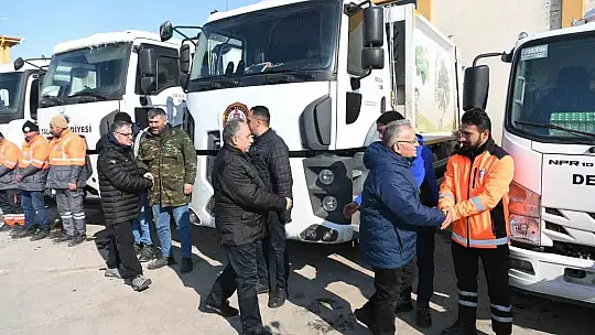 Büyükkılıç, deprem bölgesine 20 temizlik aracı ve personel gönderdi