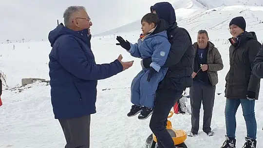 Büyükkılıç, Erciyes'te kayakseverlerle buluştu