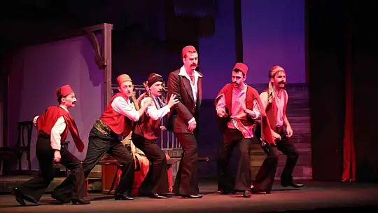 Büyükkılıç tiyatro oyunu İzledi, sanatseverleri davet etti