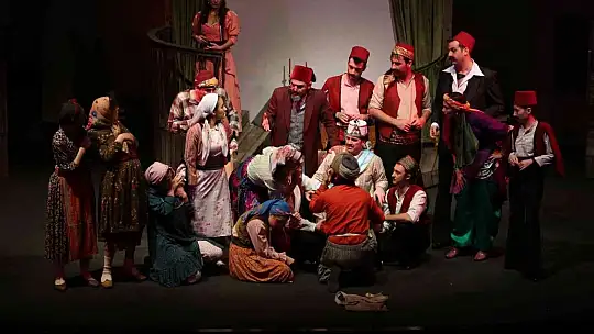 Büyükkılıç tiyatro oyunu İzledi, sanatseverleri davet etti