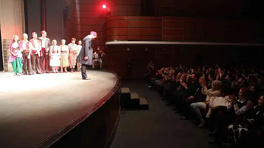 Büyükkılıç tiyatro oyunu İzledi, sanatseverleri davet etti