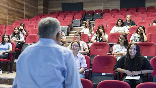 Büyükkılıç, genç kursiyerlerle bir araya geldi