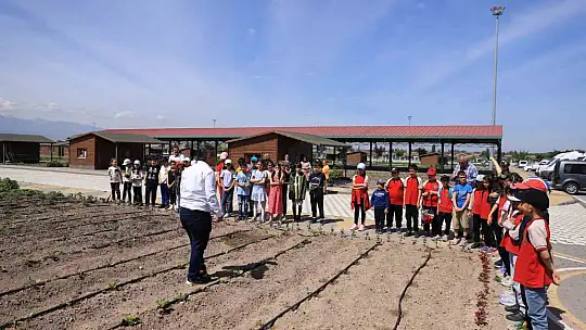 Büyükşehir'in doğal ürünler bahçesi minikleri ağırladı