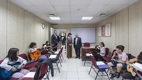 Merakla bekleniyordu! Binlerce öğrenci eğitime başladı