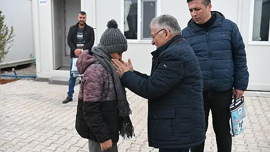 4 bin yumak ip, 1600 örgüye dönüşerek depremzedeleri ısıttı