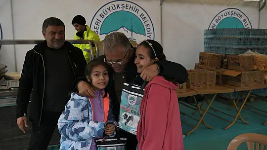 4 bin yumak ip, 1600 örgüye dönüşerek depremzedeleri ısıttı