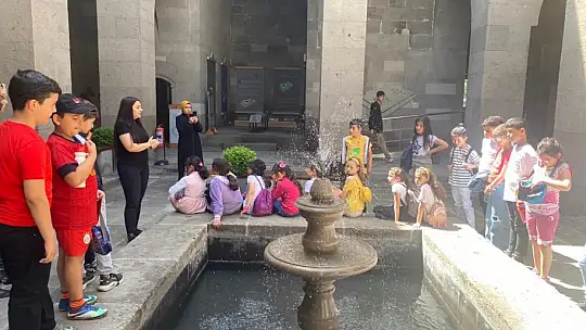 Kayseri'de müzeler ziyaretçi akınına uğradı