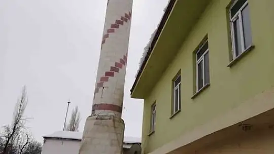 Büyükşehir Sarız'da hasarlı minareyi sorunsuz şekilde yıktı