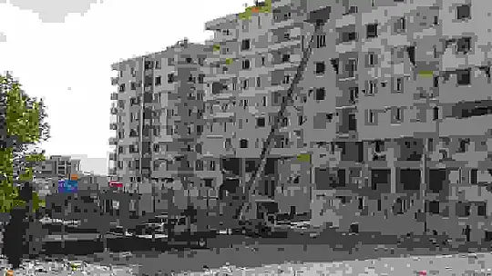 Canlarını hiçe sayıp ağır hasarlı binalardan eşya taşıyorlar