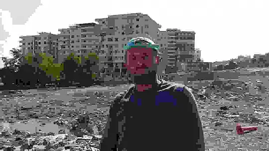 Canlarını hiçe sayıp ağır hasarlı binalardan eşya taşıyorlar